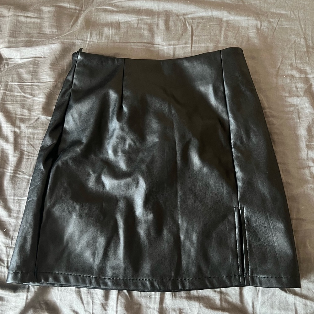 SHEIN zipper side PU leather skirt